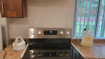 Microondas, horno, parrilla de estufa y lavavajillas