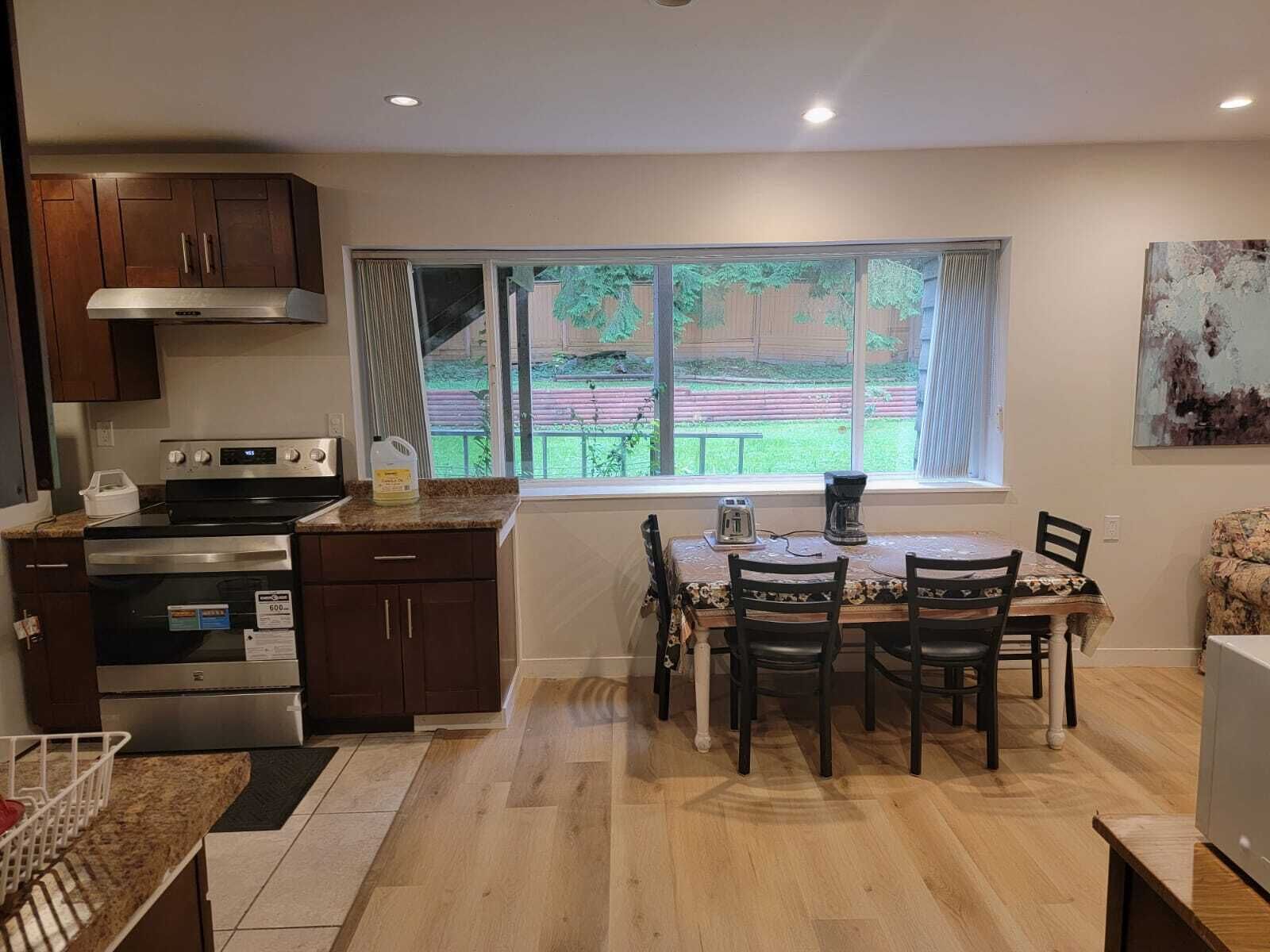 Mikrobølgeovn, ovn, kokeplater og oppvaskmaskin