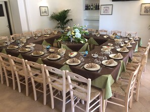 A dining area with round tables set for a meal, surrounded by chairs. - Il Trappeto (Gallipoli)