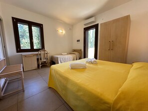 A bedroom with a bed, a desk, a chair, and a wardrobe. - Il Trappeto (Gallipoli)