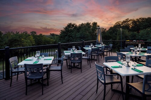 Irish Cottege Inn & Suites