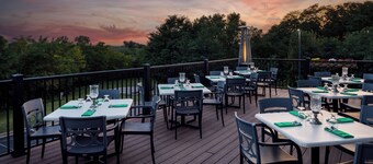 Irish Cottege Inn & Suites