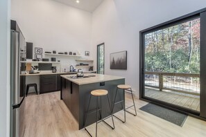 Fridge, microwave, oven, stovetop - Glass Pines in Pisgah Forest (Pisgah Forest)