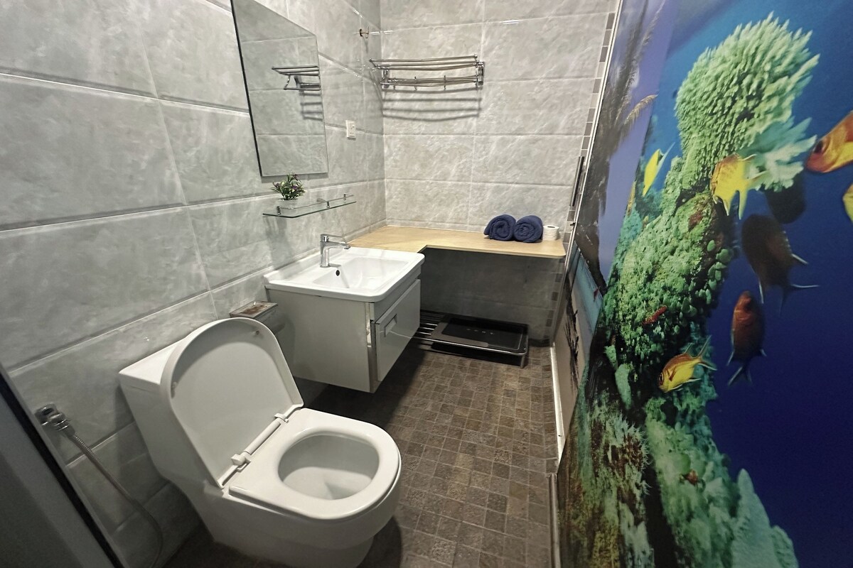 Un baño con inodoro, lavamanos y ducha.