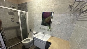 A modern bathroom with a shower, toilet, and sink. - Abc Hostel By Zuzu (Seri Kembangan)