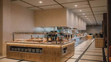 Ett modernt bufféområde med en central ö, flera serveringsstationer och ett kaklat golv.
