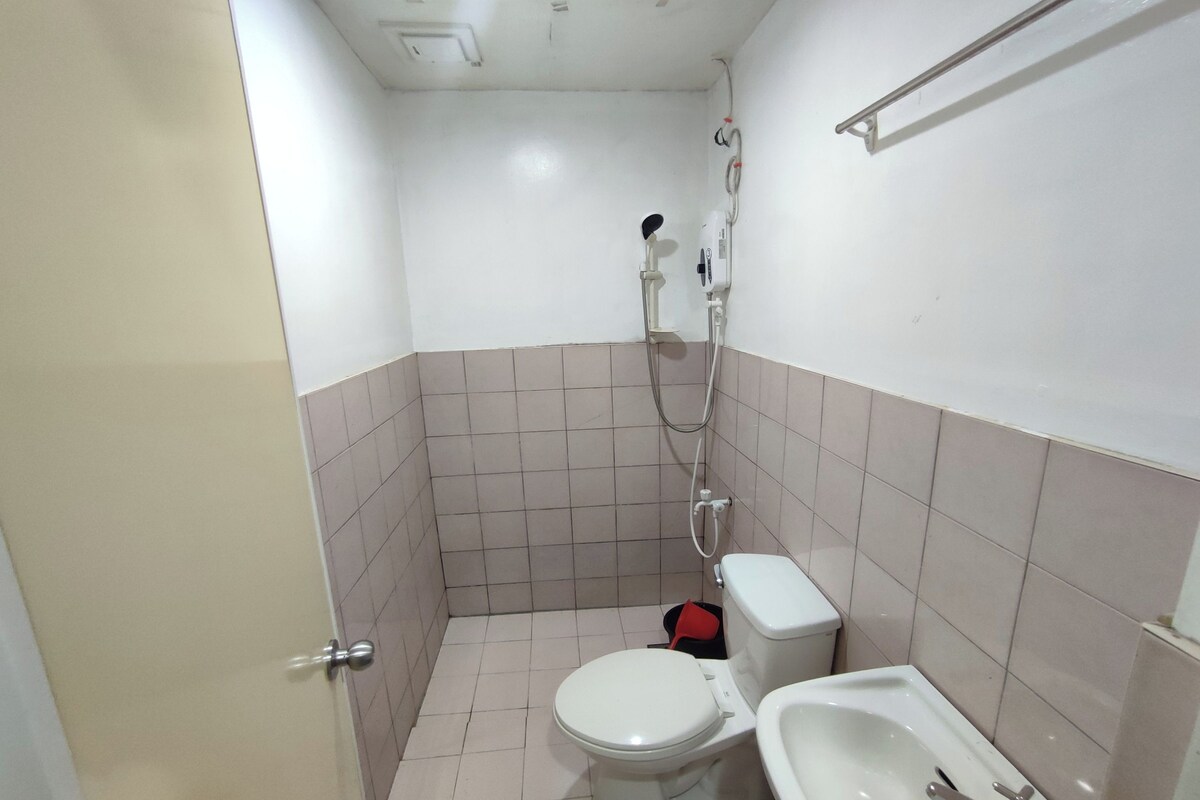 Un baño pequeño con inodoro, bidé y ducha.