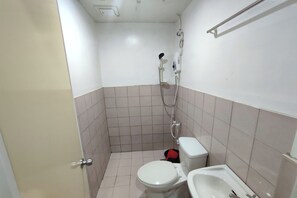 Un baño pequeño con inodoro, bidé y ducha.