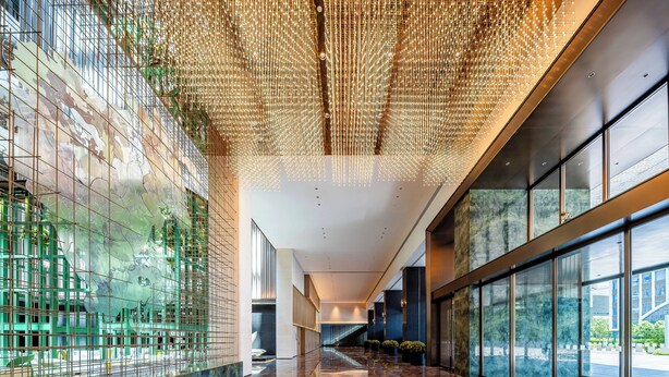 A spacious lobby with a polished marble floor, large windows offering views of the outside, and a ceiling adorned with hanging lights. - Holiday Inn Fuzhou Exhibition Center (Fuzhou)