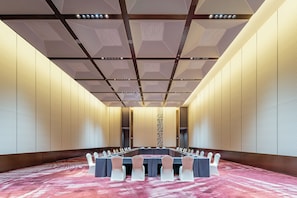 A conference room with a long table, white chairs, and a patterned carpet. - Holiday Inn Fuzhou Exhibition Center (Fuzhou)