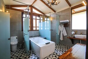 Ein modernes Badezimmer mit einer gläsernen Duschkabine, einer freistehenden Badewanne, einem Waschbecken mit Spiegel und einer Holzausstattung.