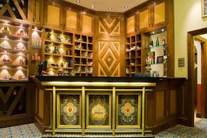 Un hall d’hôtel avec des boiseries, un comptoir de réception et des étagères remplies de divers objets.