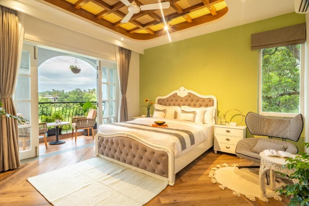 Une chambre à coucher avec un lit, une table de chevet, une chaise, une fenêtre et un balcon.