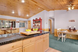 Room - River Rock Lodge 1953 (Big Bear Lake)