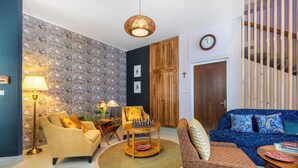 A living room with a sofa, armchairs, a coffee table, and a chessboard. - Ayuda Sanctuary Boutique Negombo (Negombo)