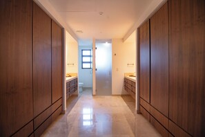 A hallway with wooden wardrobes and a bathroom in the background. - Bohari (San José del Cabo)