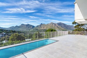 A swimming pool with a view of mountains. - Bay Haven Collection, Hout Bay (Cape Town)