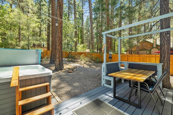 Restaurant - Blue Bear Chalet 2045 (Big Bear Lake)