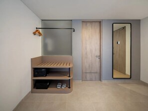 Une salle de bain moderne avec un meuble-lavabo en bois, un porte-serviettes et un miroir.
