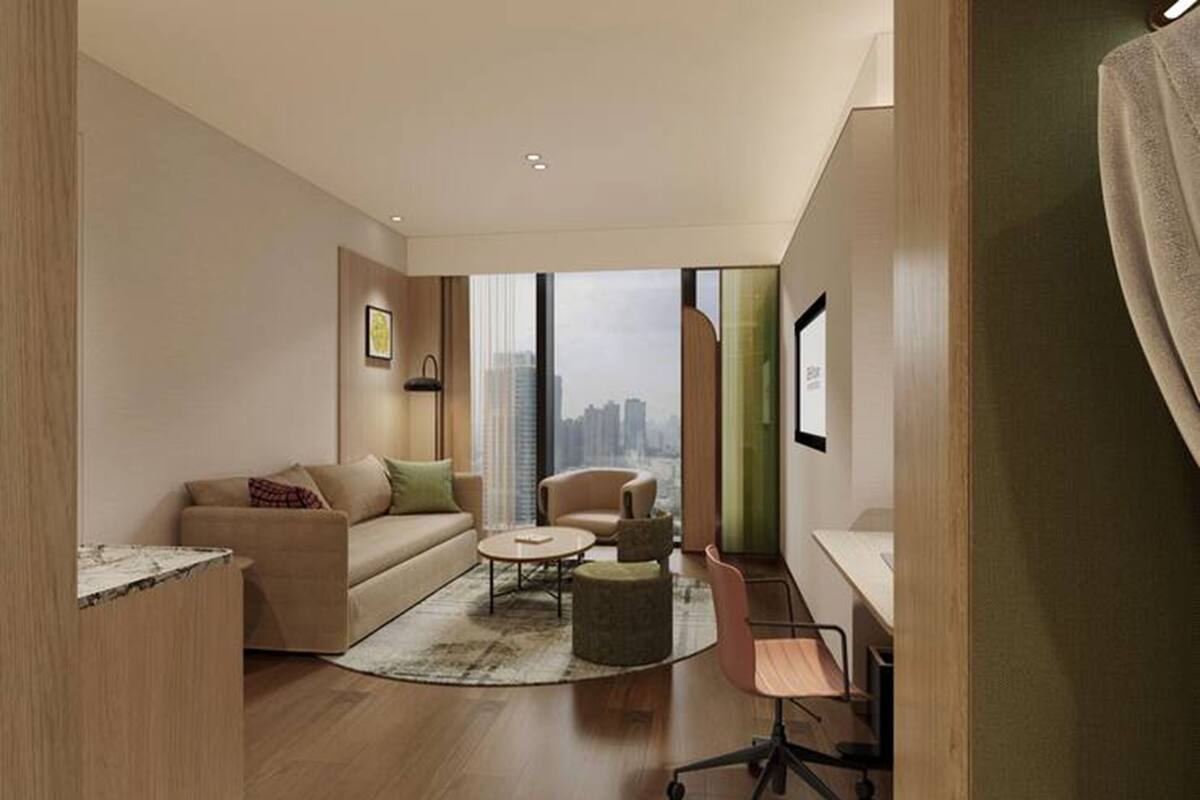 Un salon moderne comprenant un canapé, un fauteuil, une table basse et un bureau avec une chaise.