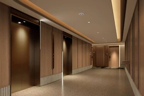 Un pasillo con paneles de madera e iluminación empotrada.