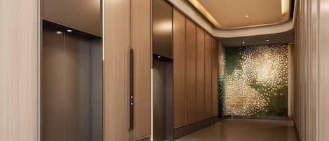 Un pasillo moderno con paneles de madera y una pared decorativa con un diseño geométrico.