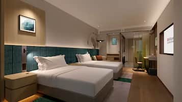 Quarto de hotel moderno com duas camas, uma escrivaninha e uma cadeira.