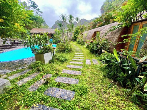 Catba Backpackers Hostel & Pool Bar