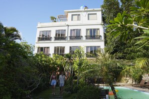 Unclassified image, 2 of 51, button - Catba Backpackers Hostel & Pool Bar (Hi Phòng)