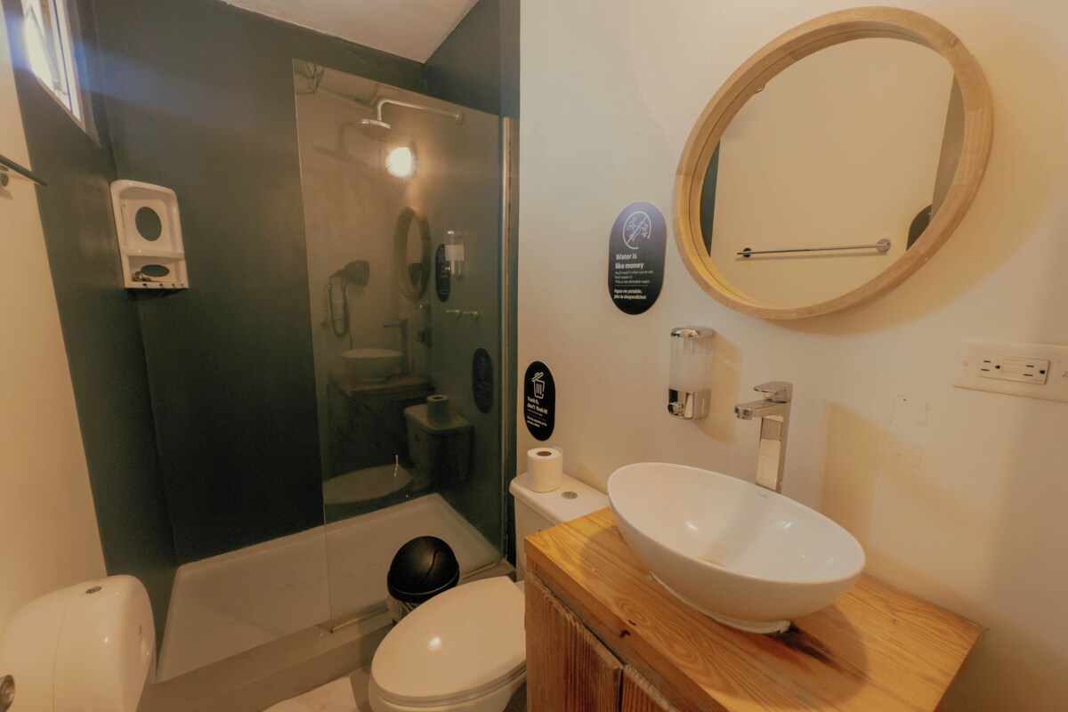 Un baño con inodoro, lavamanos y ducha.