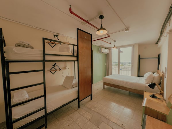 Un dormitorio con literas, un escritorio y una ventana con vistas.