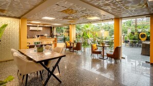 Restaurant - Lime Tree Hotel - Near Medanta Hospital (Gurugram)