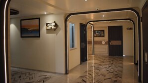 Un couloir d’hôtel avec une signalétique indiquant les numéros de chambre 2001 à 2014, situés au premier étage.