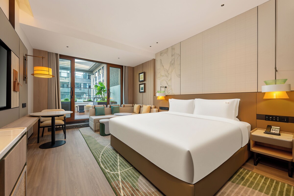 1 King Bed Standard Mountain View Balcony