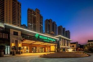 A hotel with a modern facade, a prominent entrance, and a well-lit outdoor area. - Holiday Inn Ningde Jiaocheng (Ningde)
