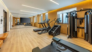 A gym with cardio machines, weightlifting equipment, and benches. - Holiday Inn Ningde Jiaocheng (Ningde)