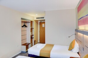 A hotel room with a bed, a wardrobe, and a bathroom. - Belvilla Aberdeen Bridge of Don Sea View (Aberdeen)