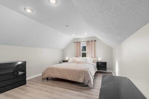 3 عدّة غرف نوم ومكواة/لوح كي وواي فاي وملاءات أسرّة