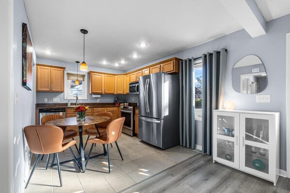 ميكروويف، فرن، موقد طهي مسطح، غسالة أطباق