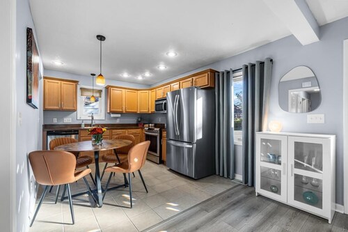 Bright, modern, and cozy Willowick retreat, 20 minutes from downtown Cleveland!