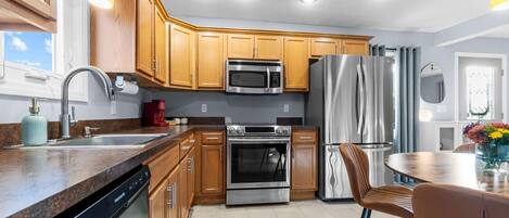 Een microgolfoven, een oven, een kookplaat, een vaatwasser