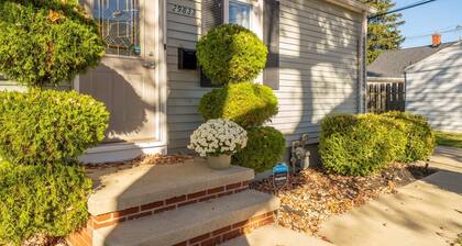 Bright, modern, and cozy Willowick retreat, 20 minutes from downtown Cleveland!