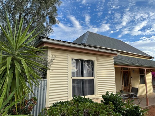 Miners Cottage 4-bedroom 5min from town
Sleeps up to 8 adults and pet friendly