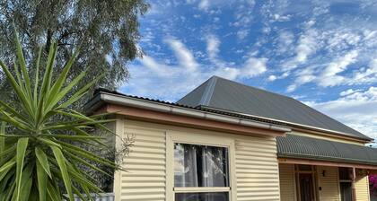 Miners Cottage 4-bedroom 5min from town
Sleeps up to 8 adults and pet friendly