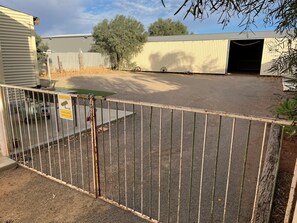 المنطقة المحيطة بالمنشأة