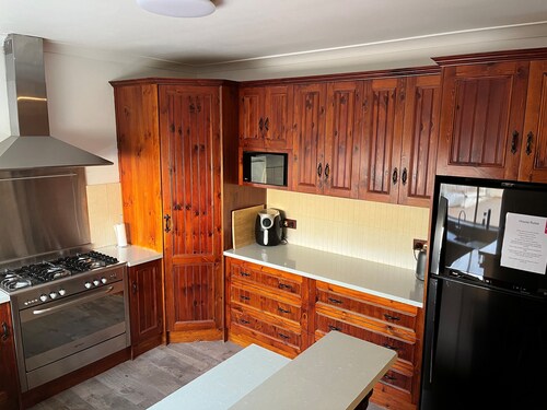 Miners Cottage 4-bedroom 5min from town
Sleeps up to 8 adults and pet friendly