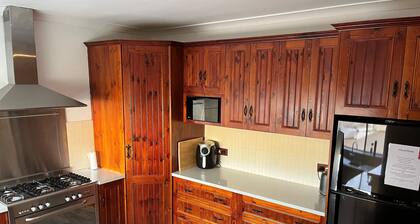 Miners Cottage 4-bedroom 5min from town
Sleeps up to 8 adults and pet friendly