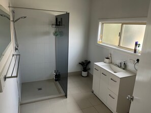 Ducha, secador de pelo, toallas, jabón