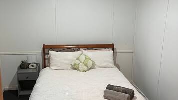 4 habitaciones, tabla de planchar con plancha, wifi y ropa de cama