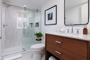 Suihku, hiustenkuivaaja, pyyhkeet, saippua